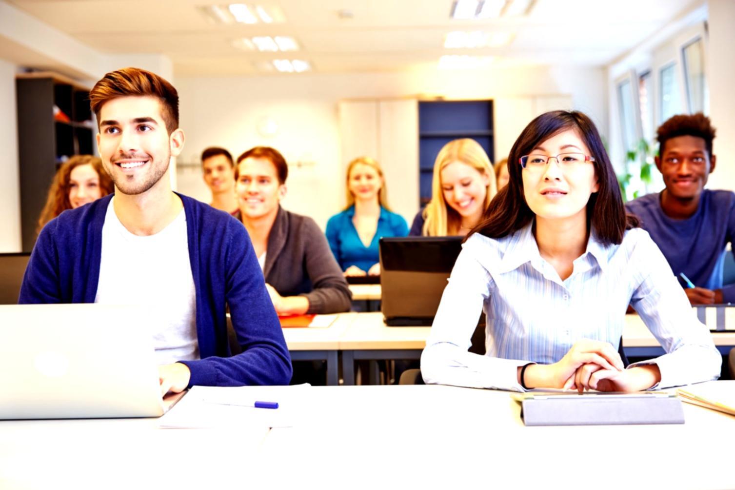 Команда разработчиков анализирует код на экранах