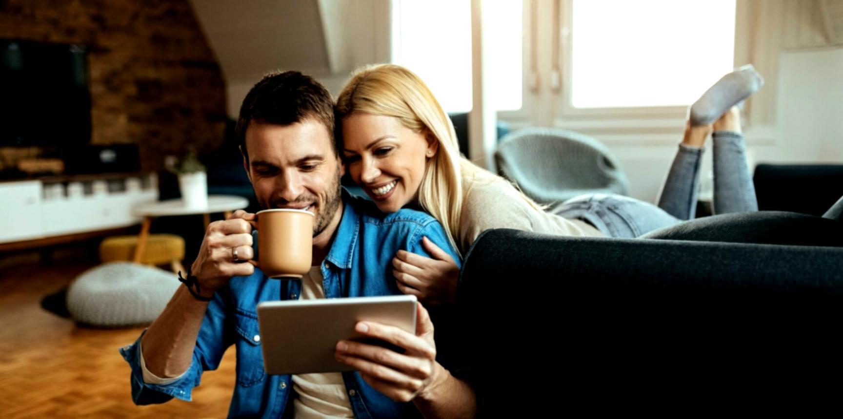 Рабочее пространство программиста с кодом на экране